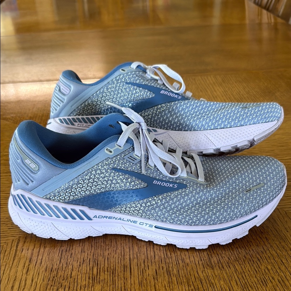 Women’s Brooks Adrenaline GTS 22 size 11 medium B width